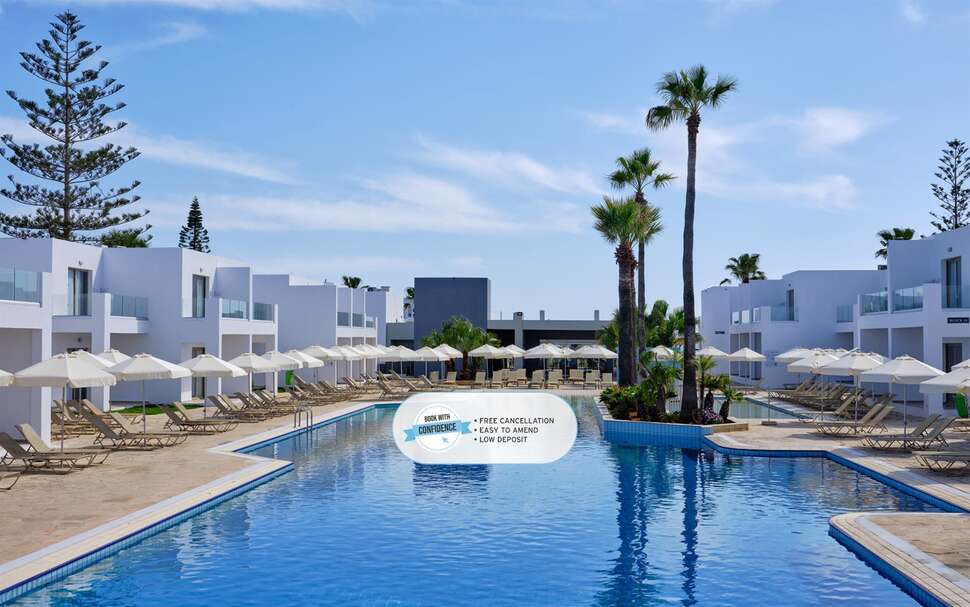 Ein Foto vom Pool im Atlantica Panthea Resort