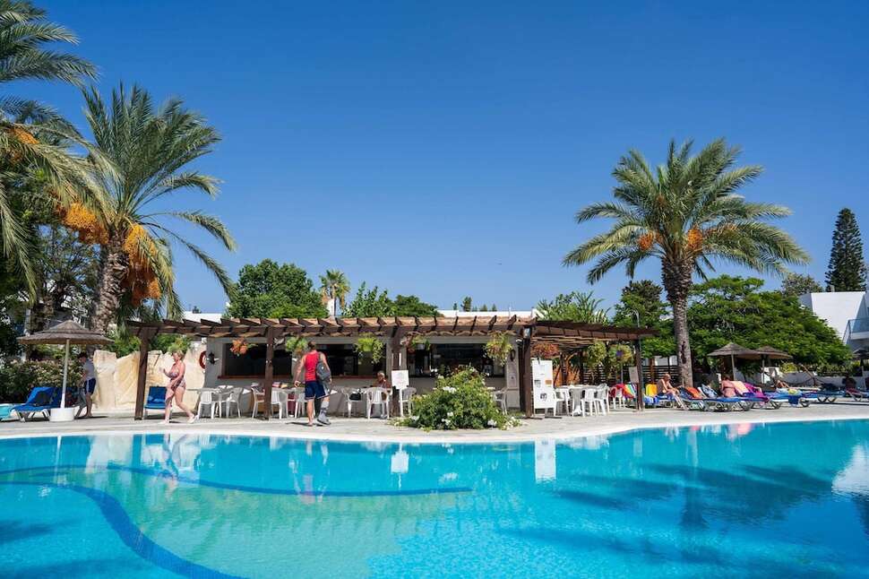 Een foto van het zwembad bij Paphos Gardens Holiday Resort