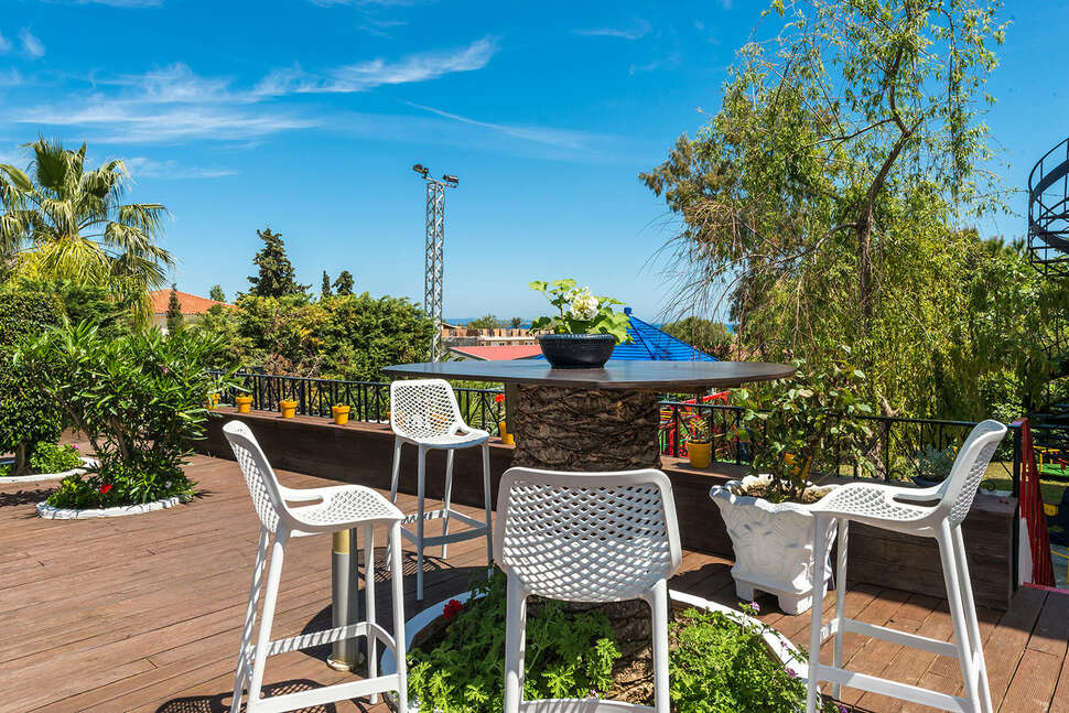 Een foto van het terras bij Contessa Hotel