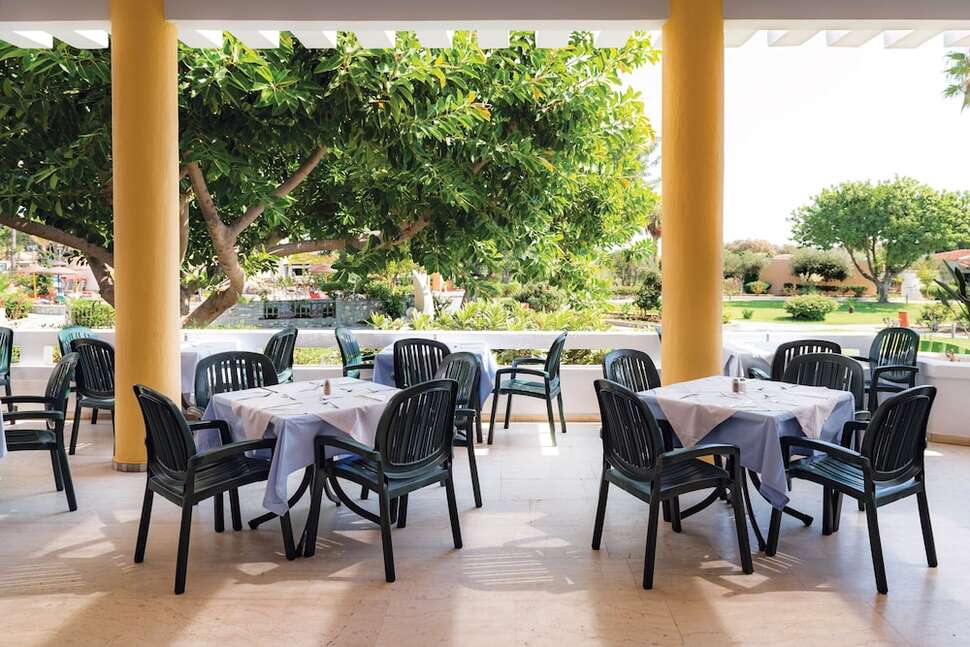 Een foto van het terras bij Atlantis Hotel