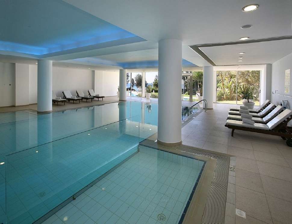 Een foto van het zwembad bij Grecian Sands Hotel