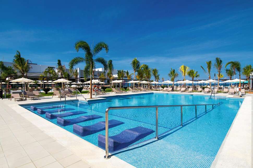 Een foto van het zwembad bij Riu Montego Bay