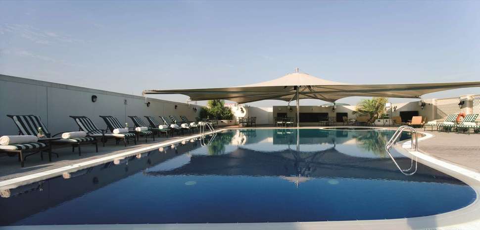 Ein Foto vom Pool im Mövenpick Hotel & Apartments Bur Dubai