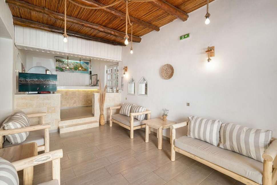 Een foto van het interieur van Adonis Hotel