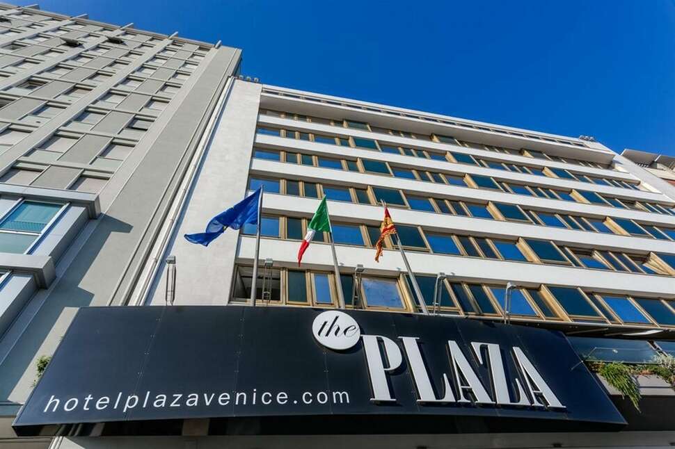 Een foto van de buitenkant van Hotel Plaza