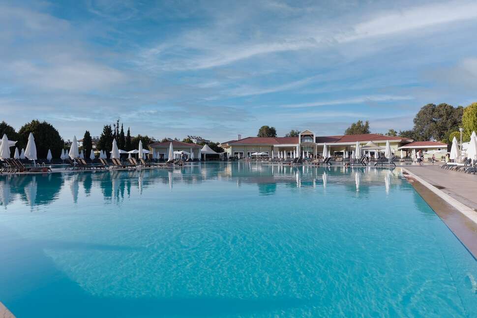 Een foto van het zwembad bij Anadolu Hotels Didim Club