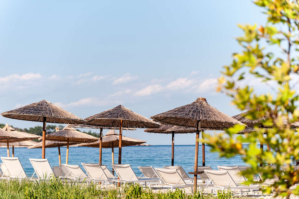 Ein Foto vom Strand beim Alexandra Golden Boutique Hotel
