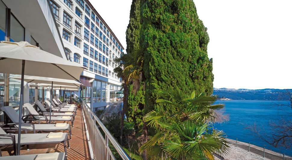 Een foto van de buitenkant van Remisens Hotel Kristal
