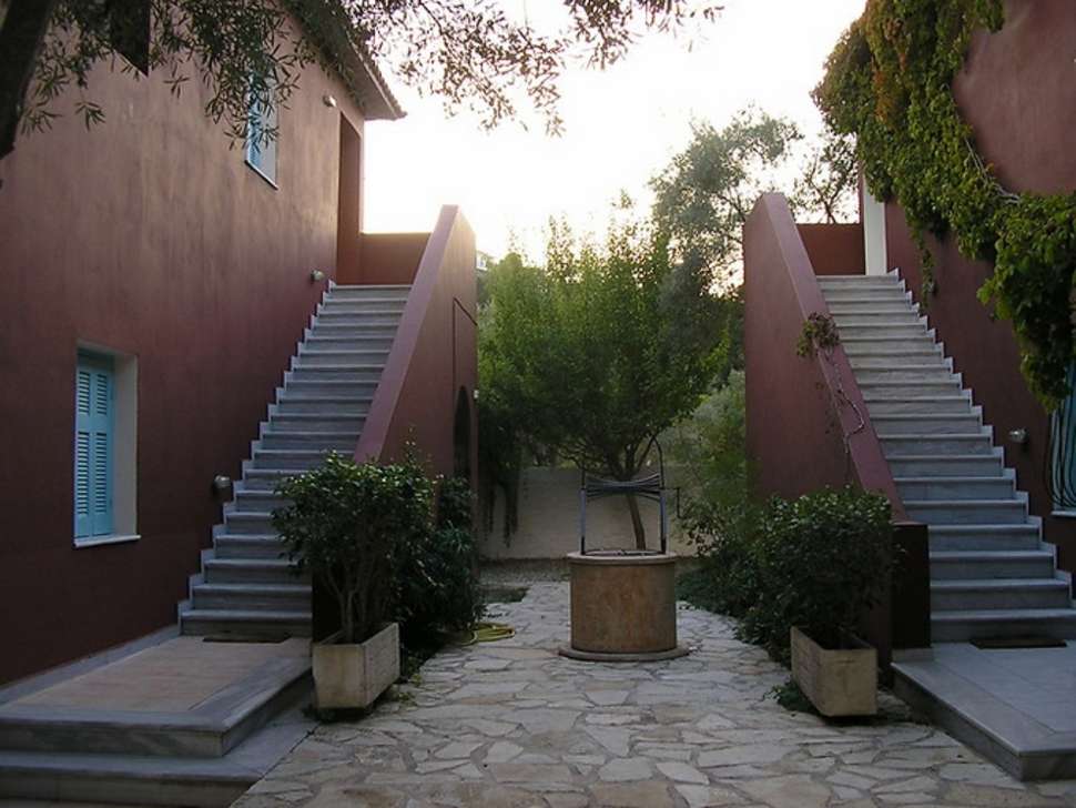 Een foto van de buitenkant van Villa Kazazis