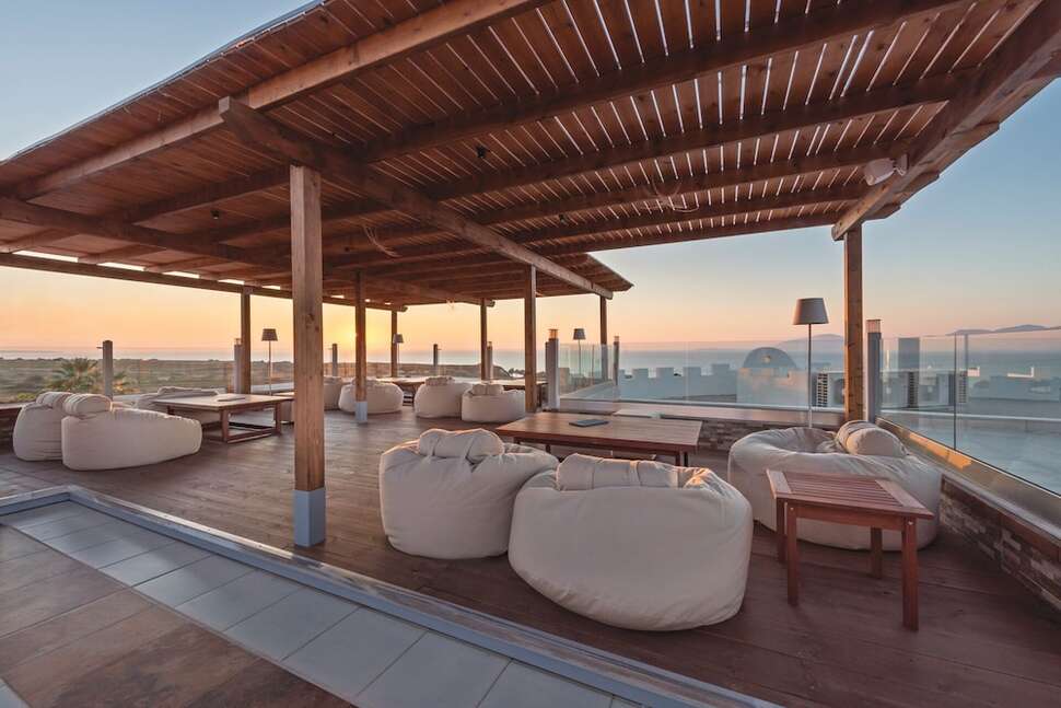 Een foto van het terras bij Kouros Palace