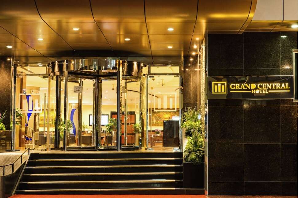 Een foto van de buitenkant van Grand Central Hotel Dubai