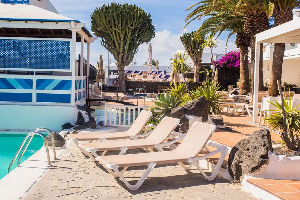 Een foto van het terras bij Los Tulipanes