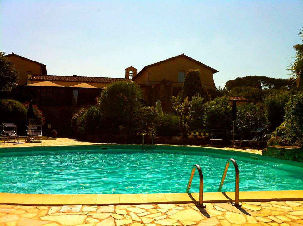 Een foto van het zwembad bij Abbazia Collemedio Resort & Spa