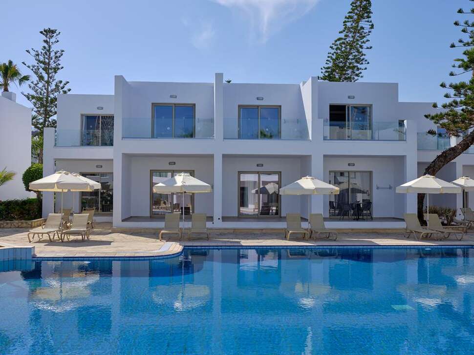 Ein Foto vom Pool im Atlantica Panthea Resort