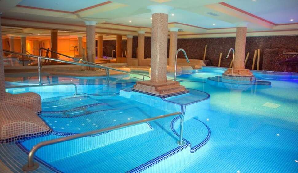 Een foto van het zwembad bij Bull Vital Suites & Spa