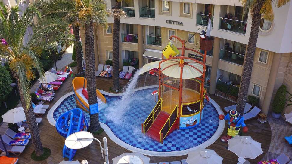 Een foto van het zwembad bij Grand Cettia Hotel