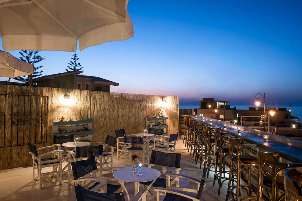 Een foto van het terras bij Kastro Beach Appartementen