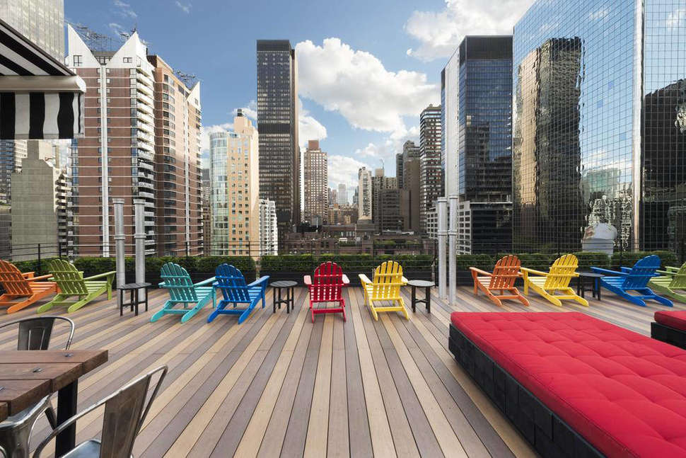 Een foto van het terras bij Motto by Hilton New York City Times Square
