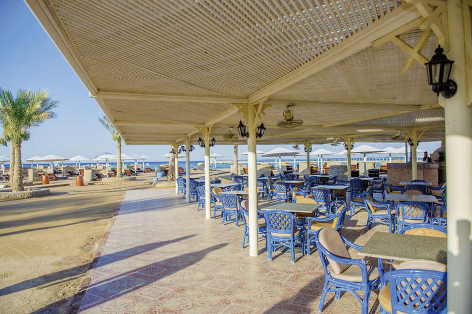 Een foto van het terras bij Pharaoh Azur Resort