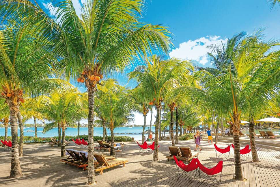 Een foto van het terras bij Mauricia Beachcomber