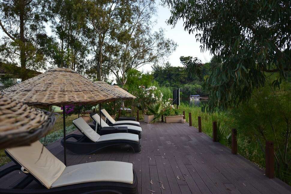 Een foto van het terras bij Dalyan Resort Hotel