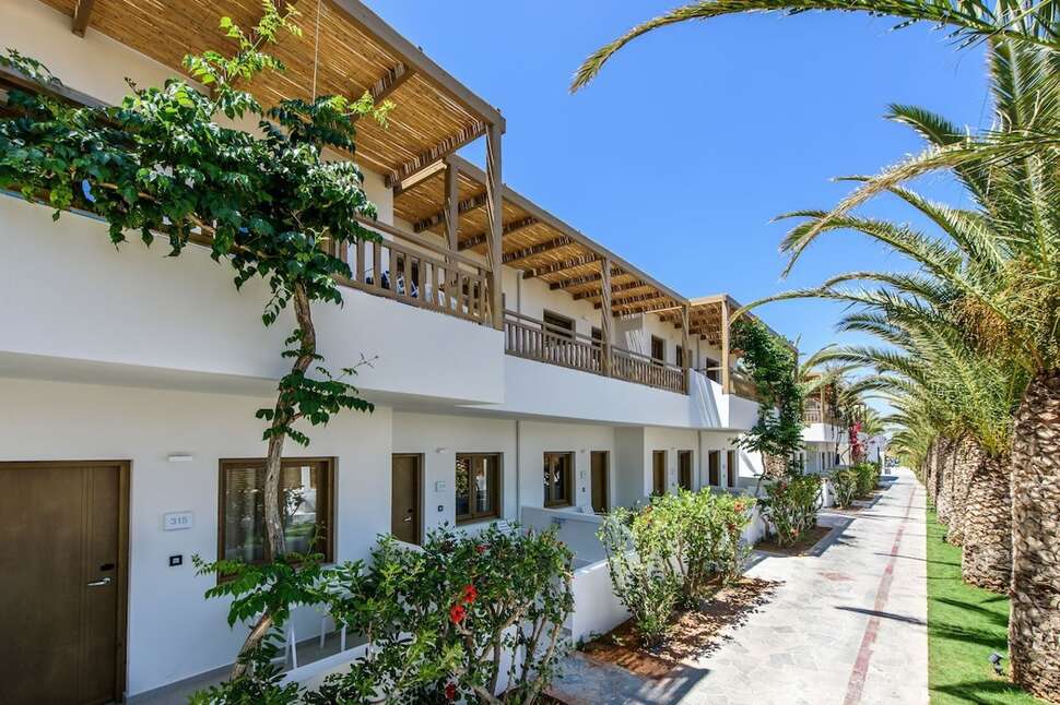 Ein Foto von der Außenansicht des Stella Village Seaside Hotel