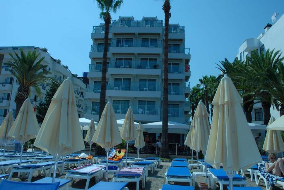Een foto van de buitenkant van Begonville Beach Hotel