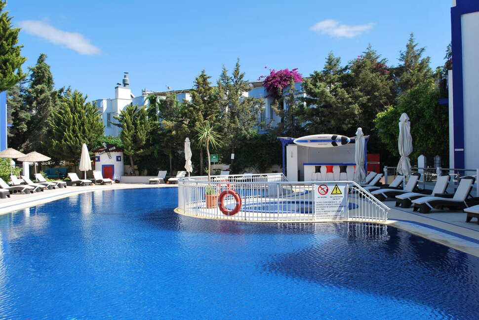 Ein Foto vom Pool im Serpina Hotel