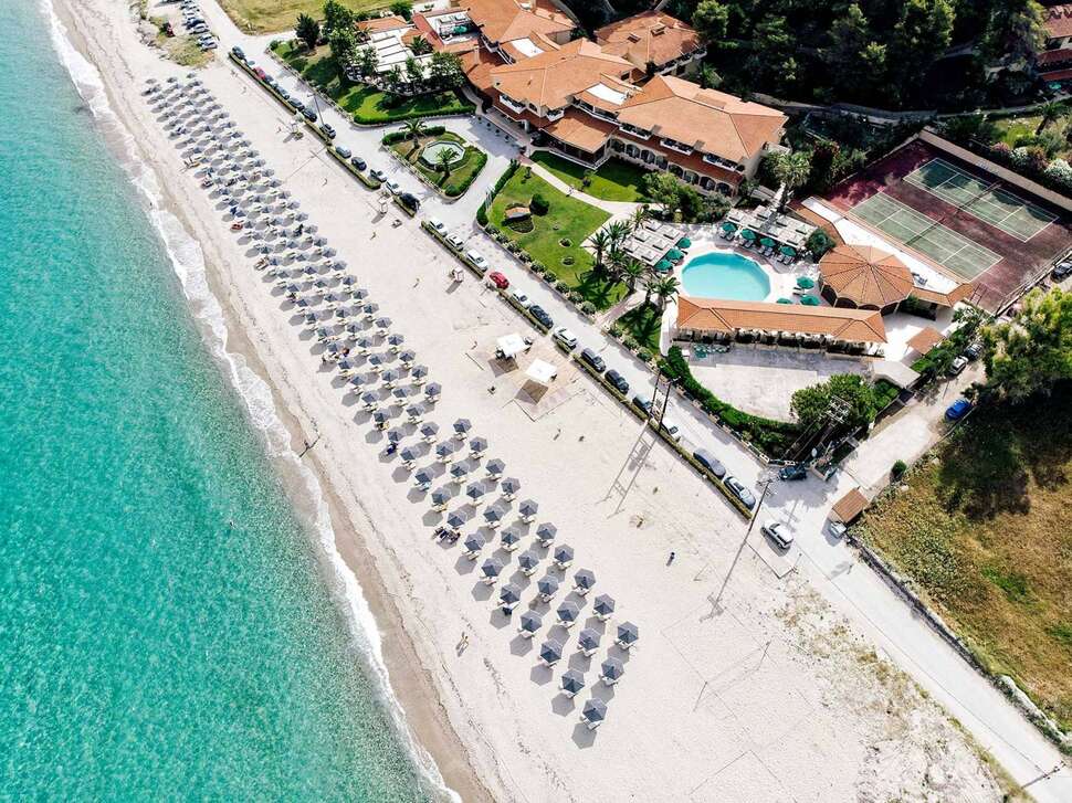 Een foto van het strand bij Possidi Holidays