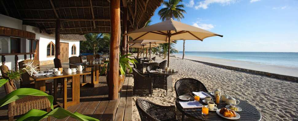 Een foto van het terras bij Sultan Sands Islands Resort