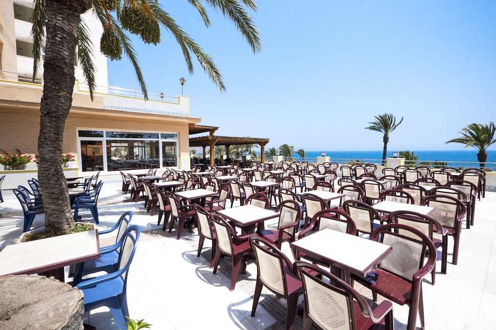 Een foto van het terras bij Playadulce Hotel