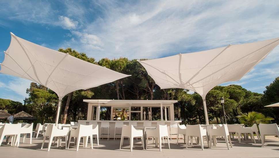 Een foto van het terras bij TUI Blue Isla Cristina Palace