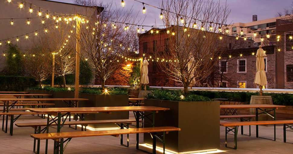Een foto van het terras bij The Tillary Hotel