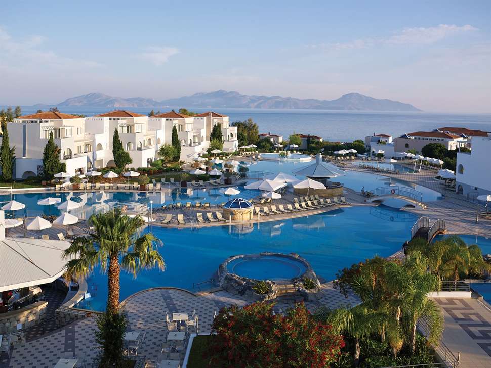 Een foto van het zwembad bij Magic Life Marmari Palace Imperial