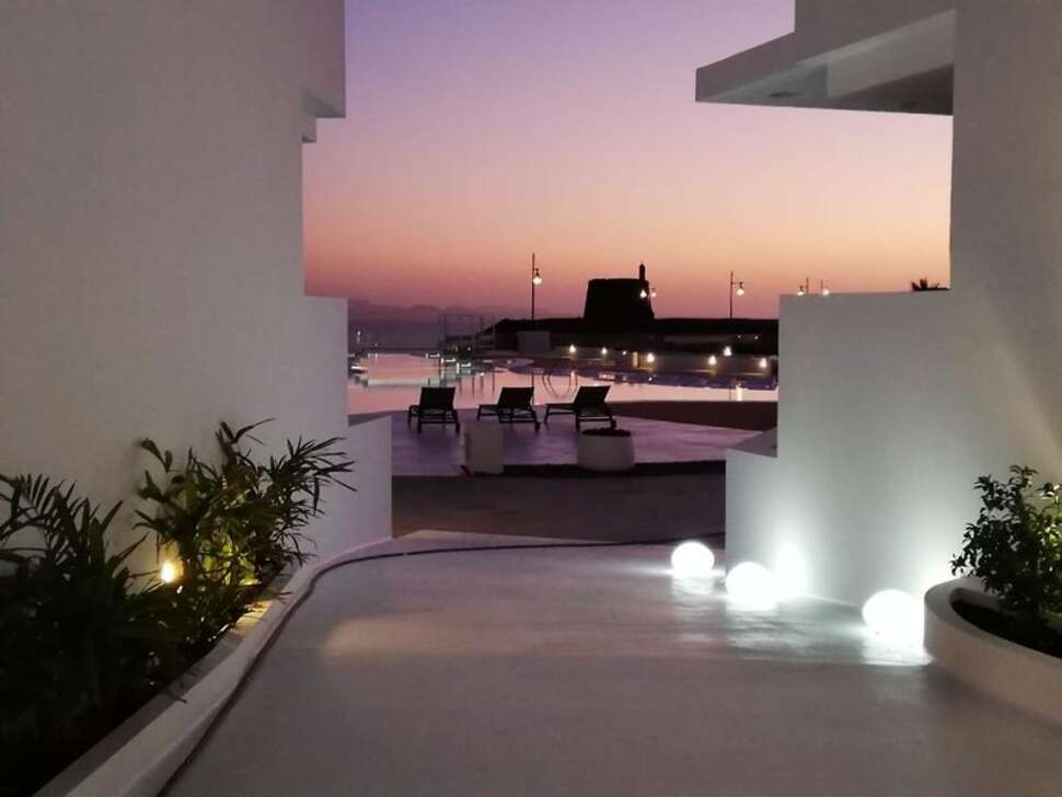 Een foto van de buitenkant van CalaLanzarote Suites Hotel