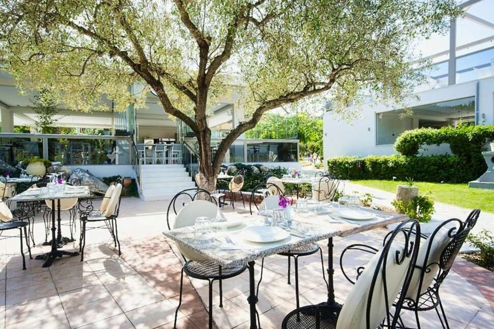 Een foto van het terras bij Chrousso Village Hotel