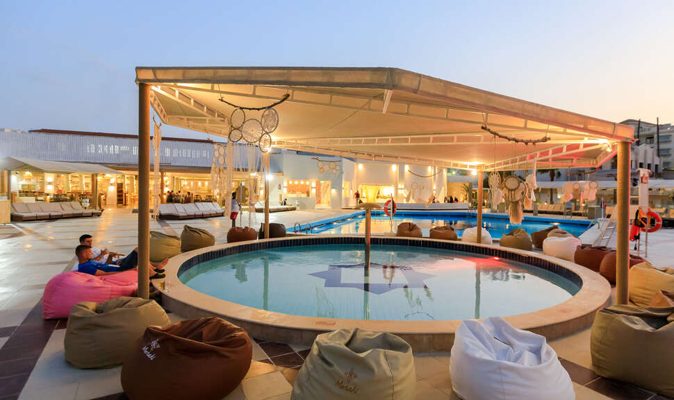 Een foto van het zwembad bij Meraki Resort