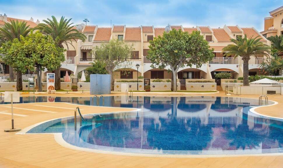 Een foto van het zwembad bij Hotel Coral Compostela Beach