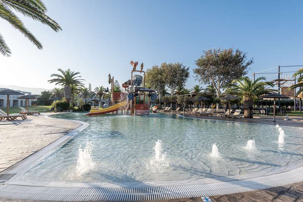 Een foto van het zwembad bij Akti Coast Club
