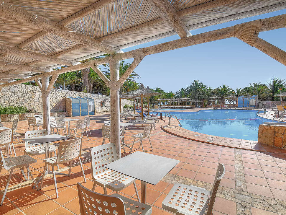 Een foto van het terras bij SBH Hotel Monica Beach Resort