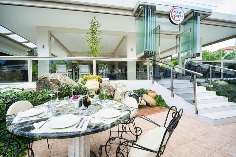 Een foto van het terras bij Chrousso Village Hotel