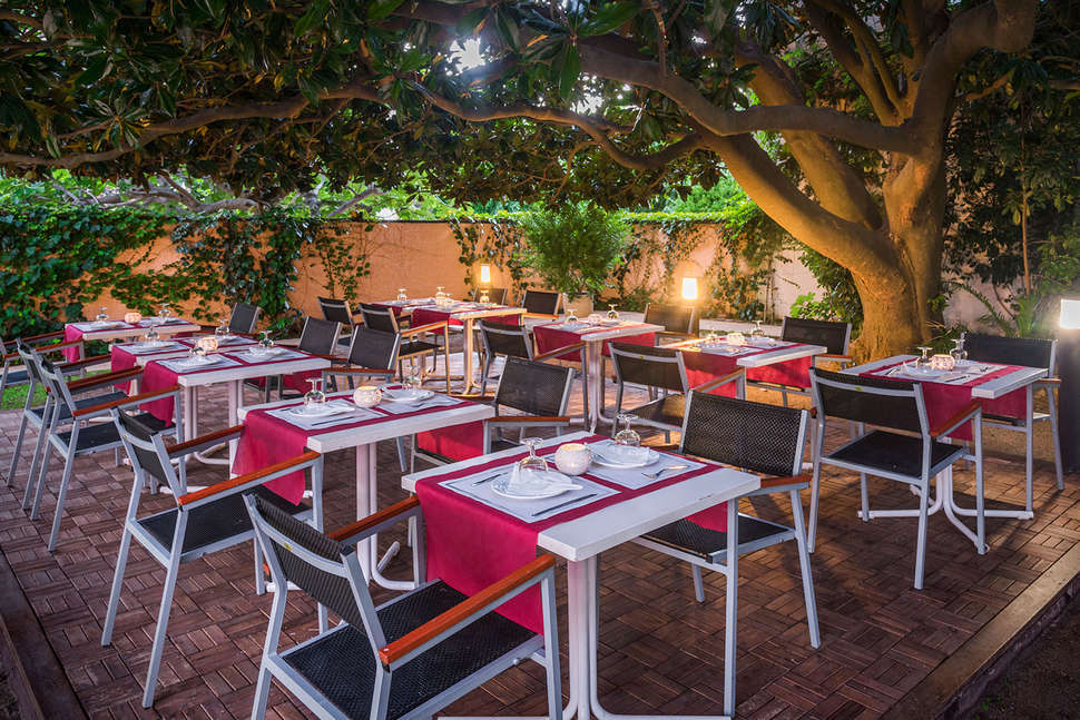 Een foto van het terras bij Hotel Sorrabona