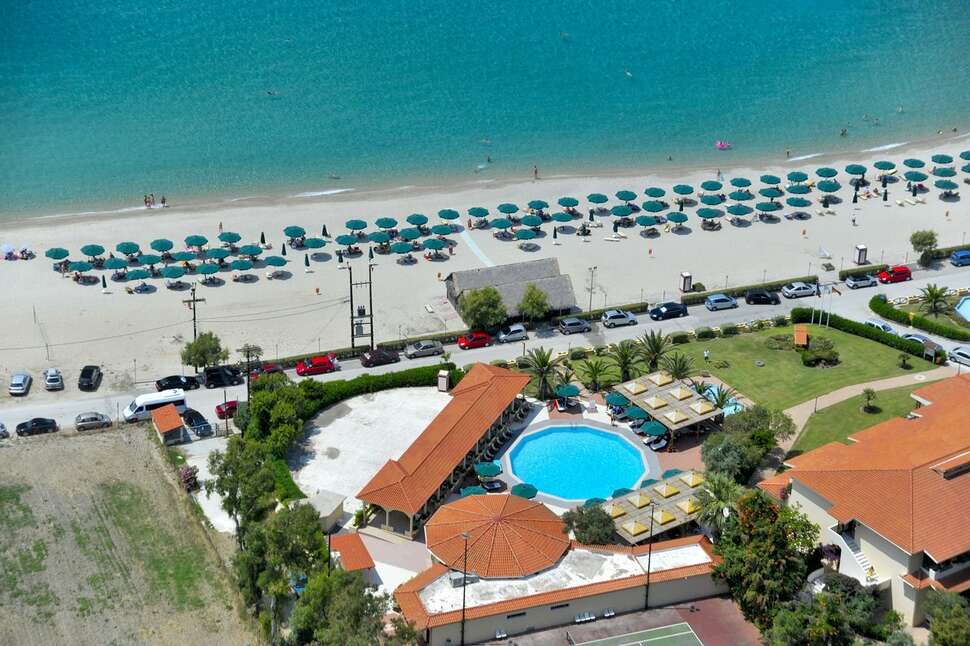 Een foto van het zwembad bij Possidi Holidays