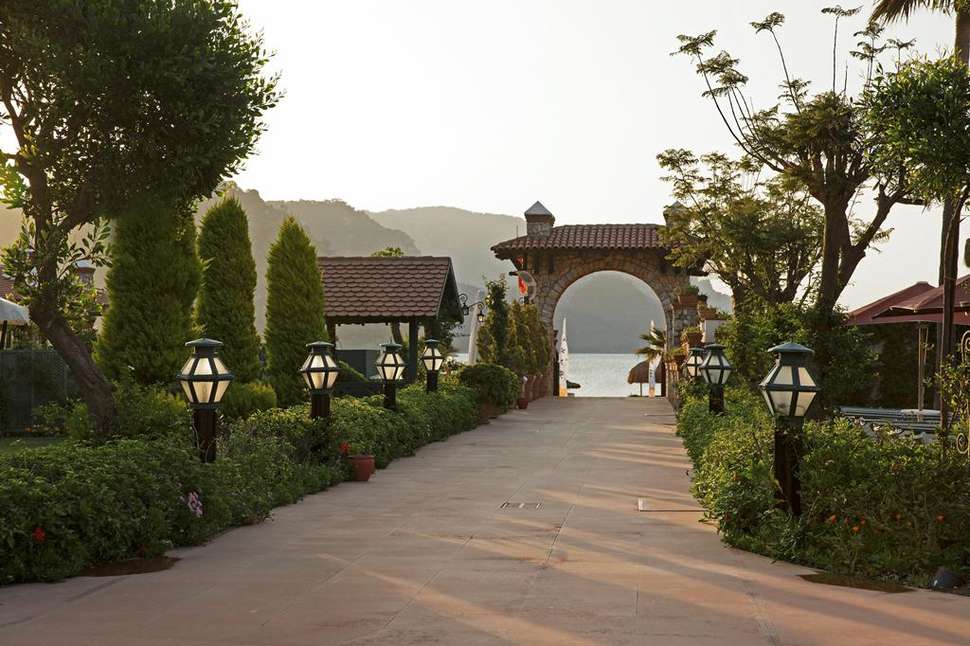 Een foto van het terras bij Marti Resort