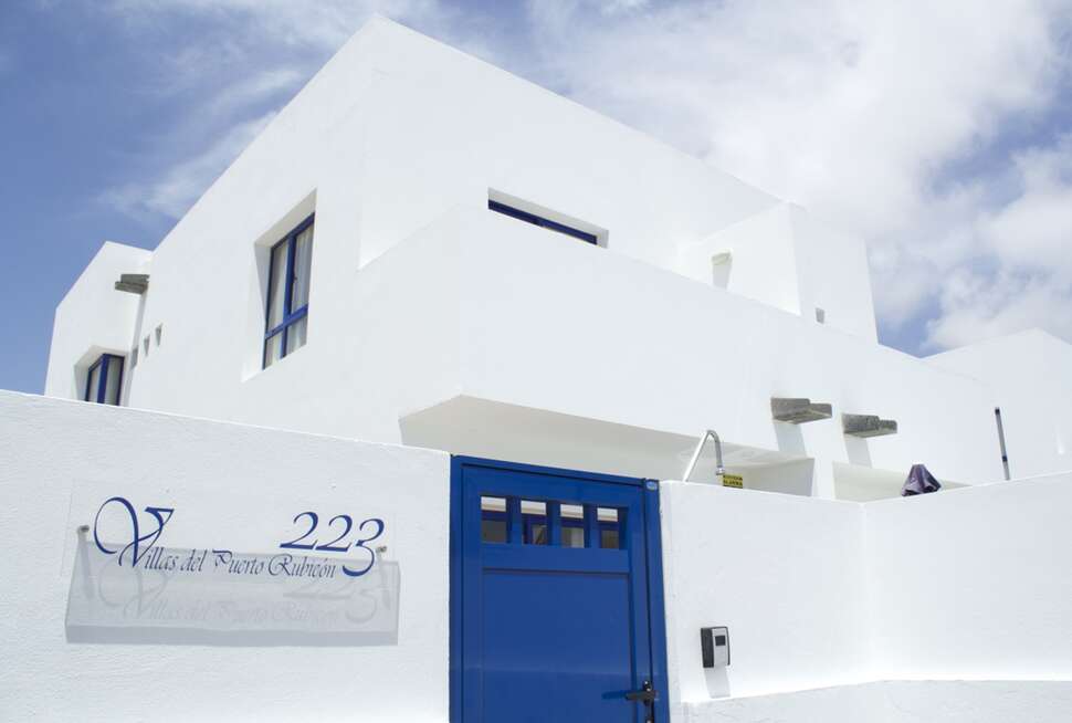 Een foto van de buitenkant van Villas Puerto Rubicon
