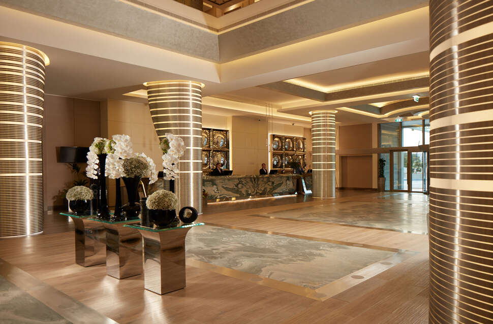 Een foto van het interieur van Royal M Hotel by Gewan Abu Dhabi