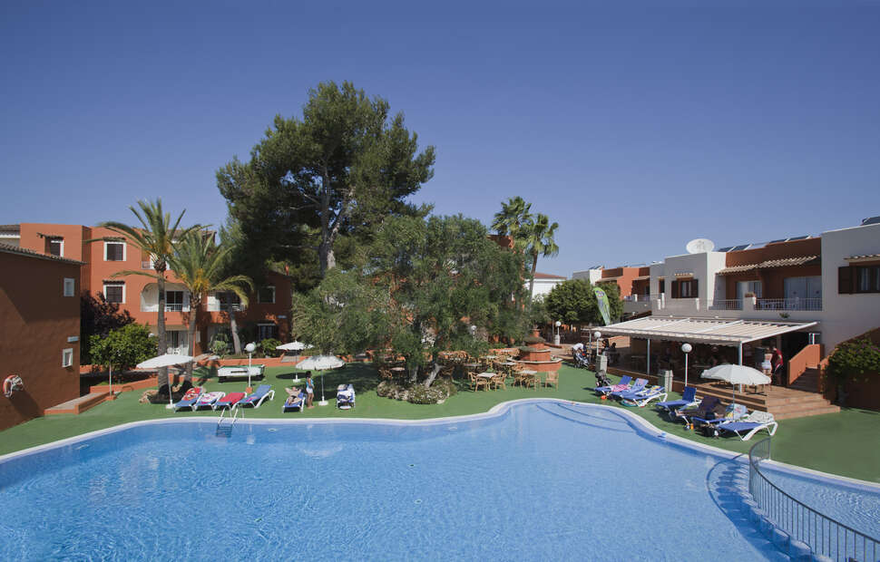 Een foto van het zwembad bij Cabot Club Torreblanca