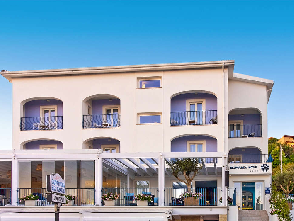 Een foto van de buitenkant van Hotel Blumarea