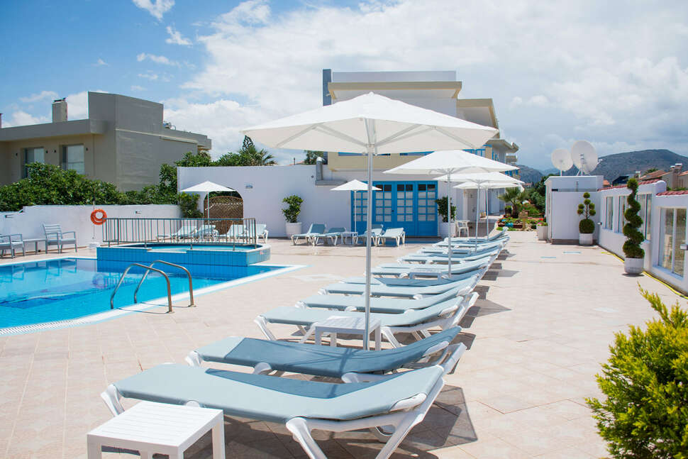Een foto van het zwembad bij Kasapakis Aparthotel