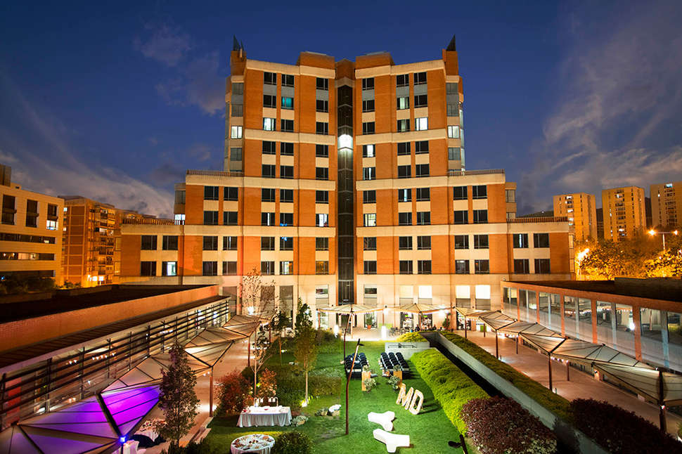 Een foto van de buitenkant van Hotel Alimara